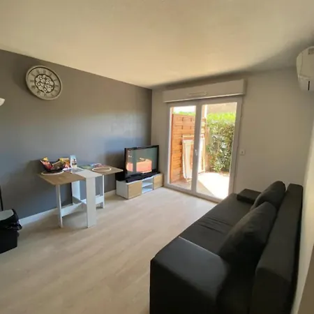 A 15 Min De La Plage, Piscine, Joli T2 Rénové *